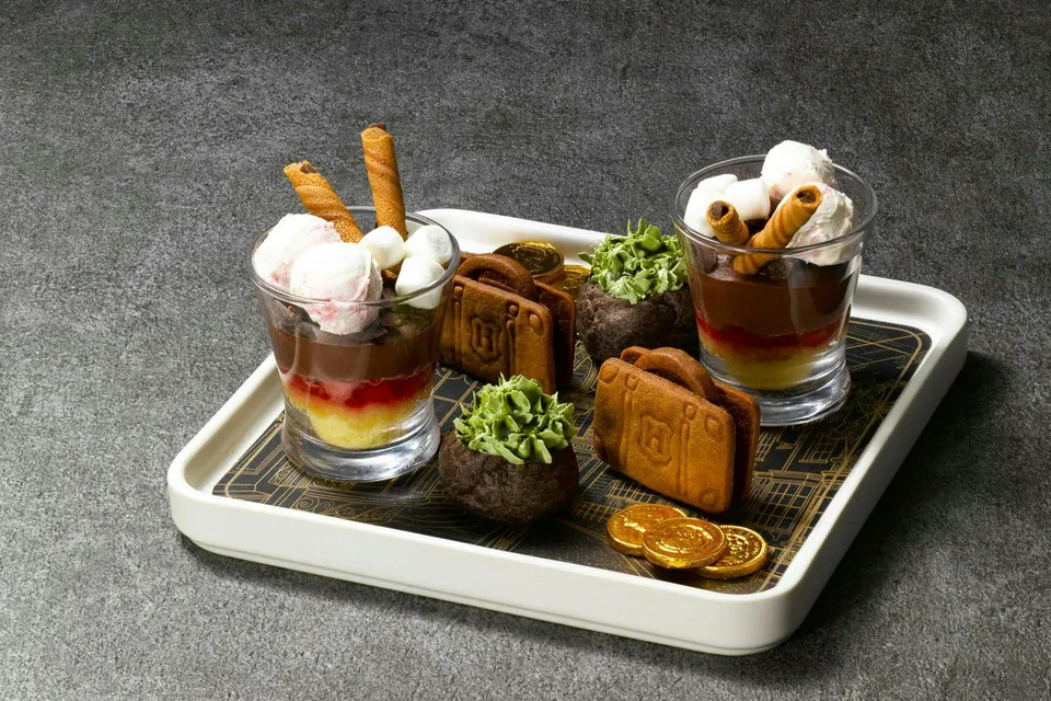 Delicate desserts with chocolate, cookies, and gold coins at Backlot Cafe, Warner Bros. Studio Tour Tokyo.