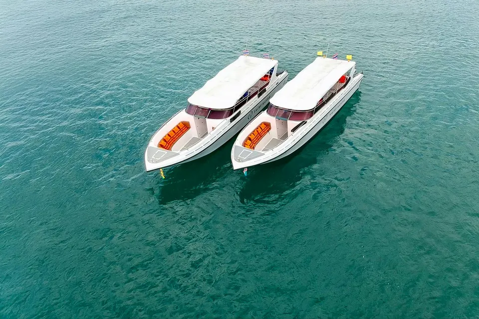 From Phuket: Phi Phi Island Tour by Speedboat with Lunch with Private Transfers