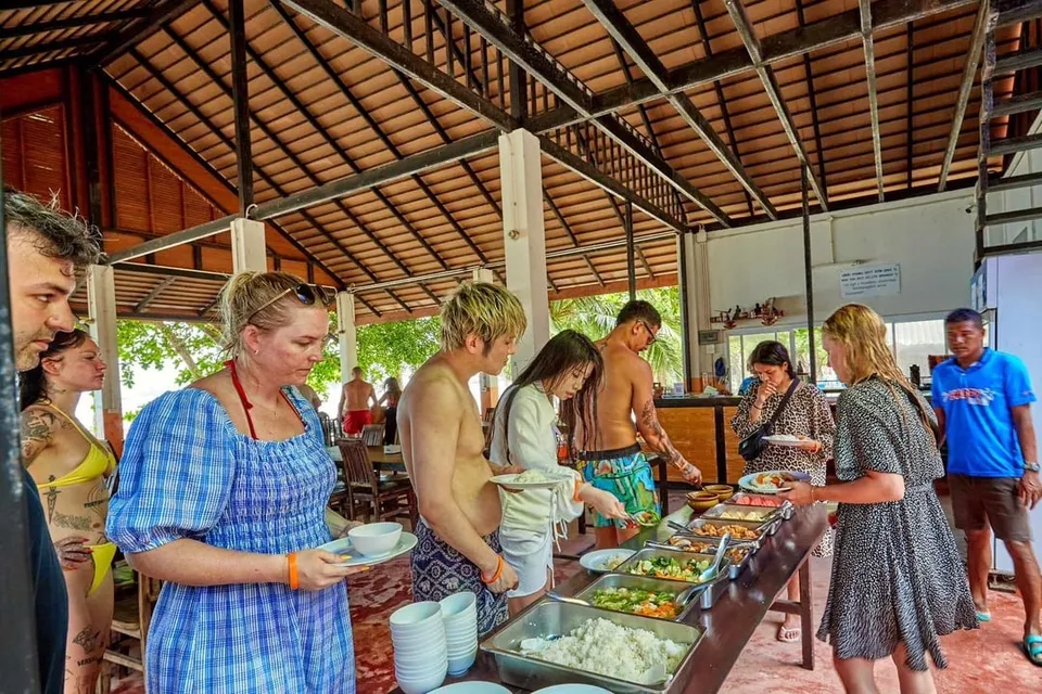 Pig Island by Speed Boat with Buffet Lunch photo 15