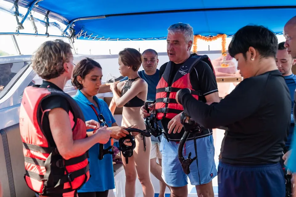 Pig Island by Speed Boat with Buffet Lunch photo 9
