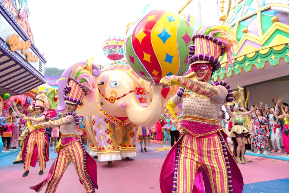 Phuket: Carnival Magic Ticket with Dinner and Transfer photo 8