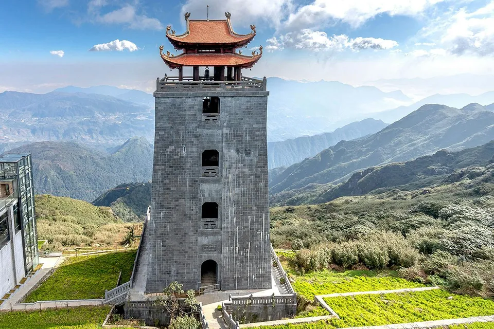 Sun World Fansipan Legend tower with mountain backdrop in Vietnam.