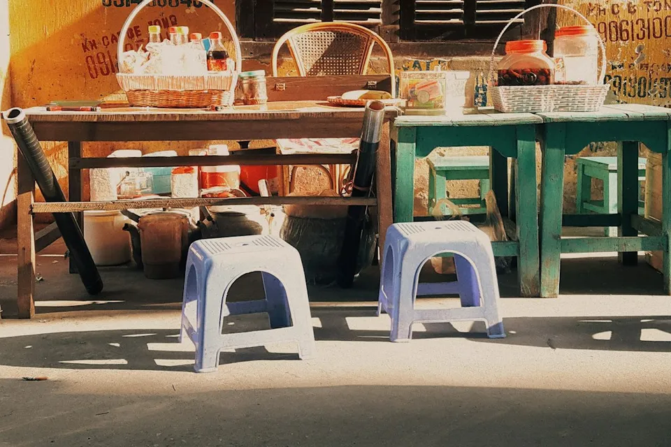 a group of chairs and a table in front of a building