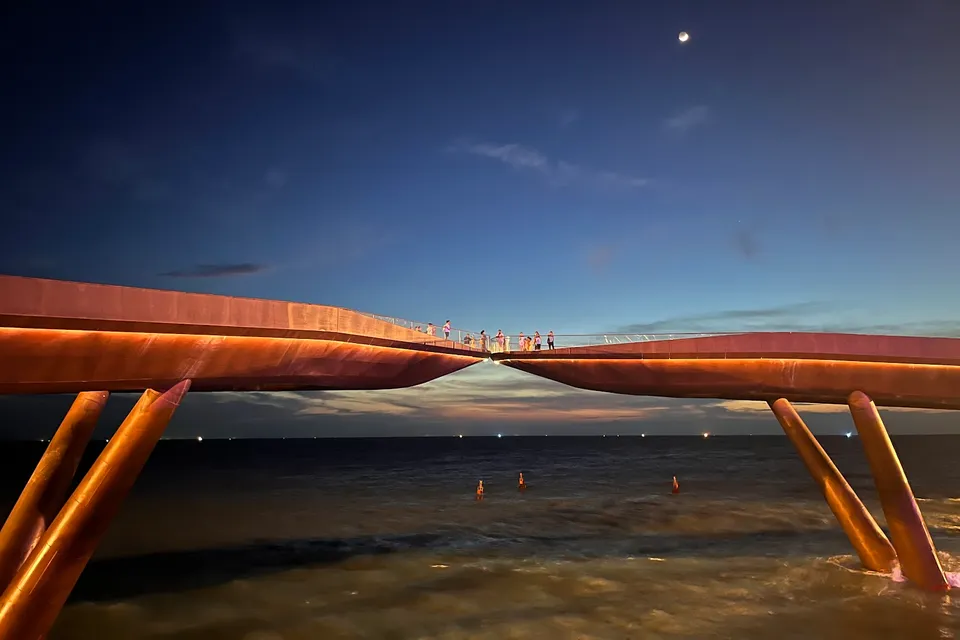 Kiss Bridge photo 8