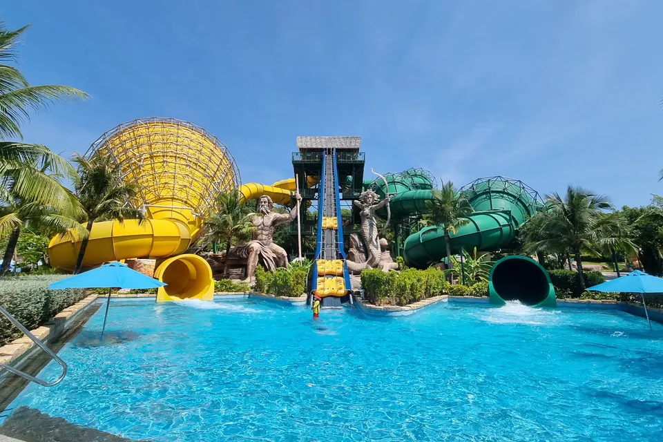 4 Island Hopping Tour - Local Lunch with One Way Cable Car + Aquatopia waterpark + Speedboat on SIC