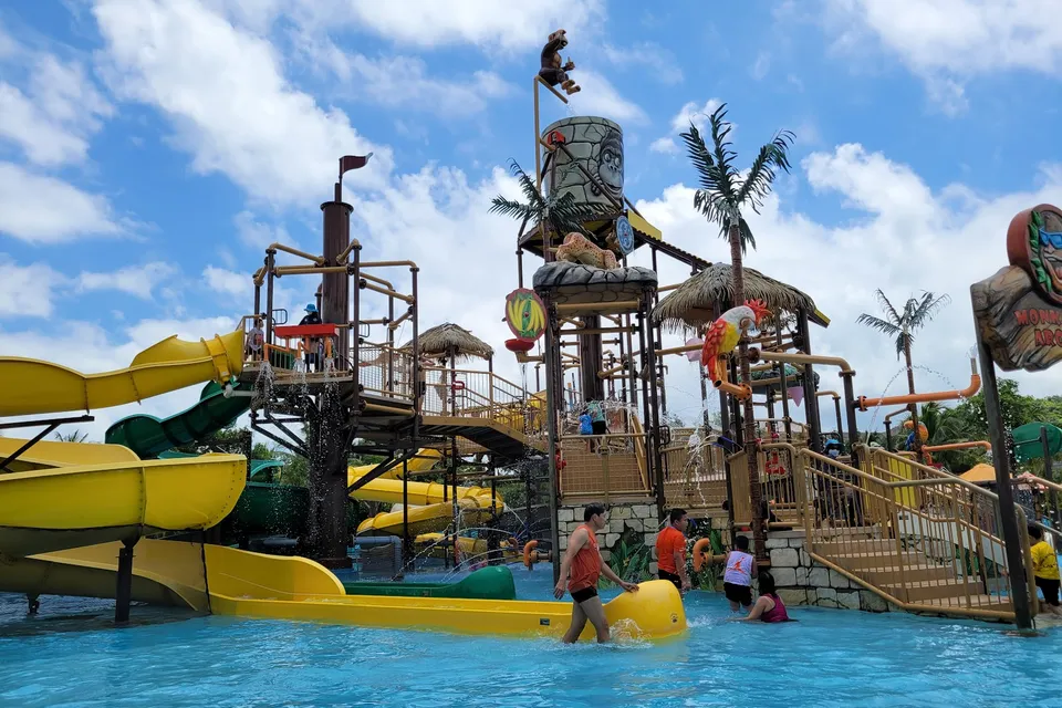 4 Island Hopping Tour - Local Lunch with One Way Cable Car + Aquatopia waterpark + Speedboat on SIC photo 4