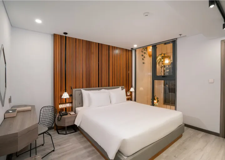 269 sq.ft (25 sq.mt), King Bed