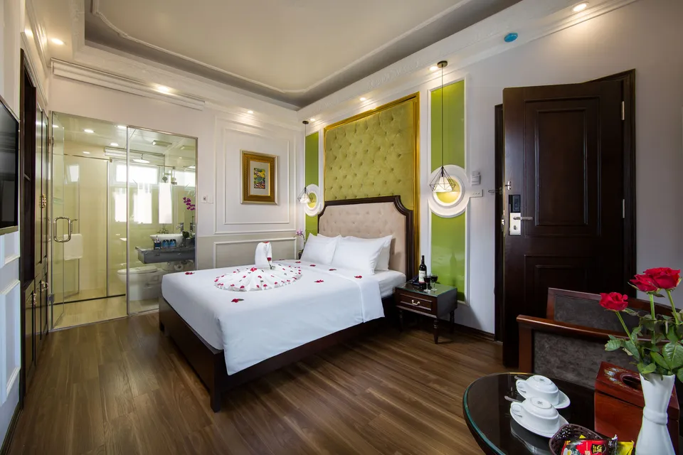 215 sq.ft (20 sq.mt), Courtyard View, QueenBed