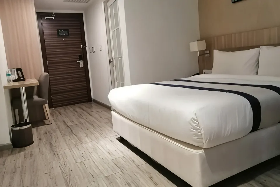 Deluxe Queen (Child Sharing Bed)