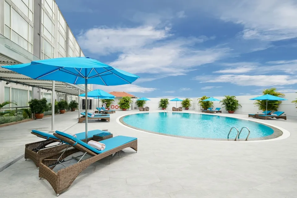 Outdoor pool:1000px
