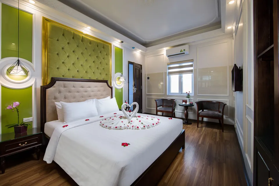 215 sq.ft (20 sq.mt), Courtyard View, QueenBed