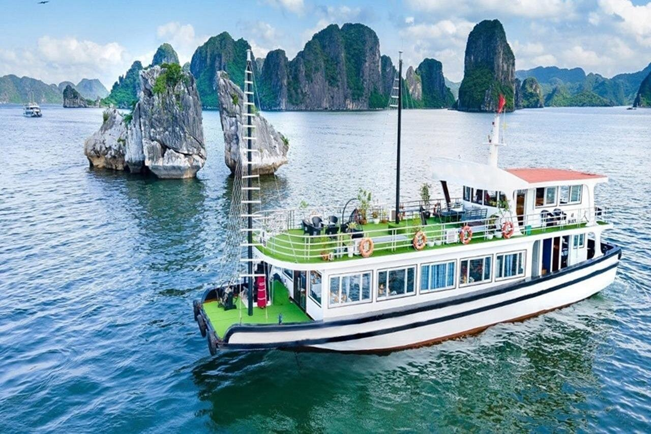Halong Bay - Deluxe Day Cruise - SIC